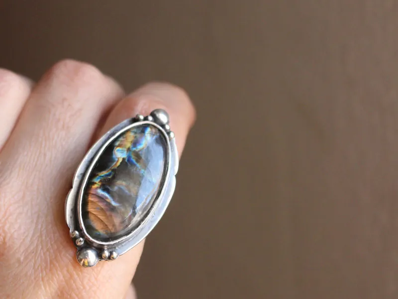 Cielo de tormenta, anillo espejo celestial en plata y labradorita