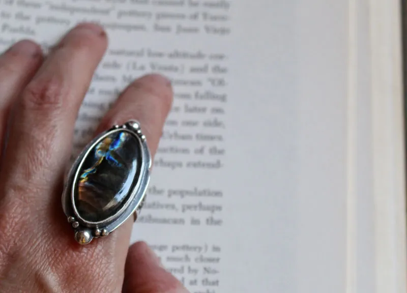 Cielo de tormenta, anillo espejo celestial en plata y labradorita