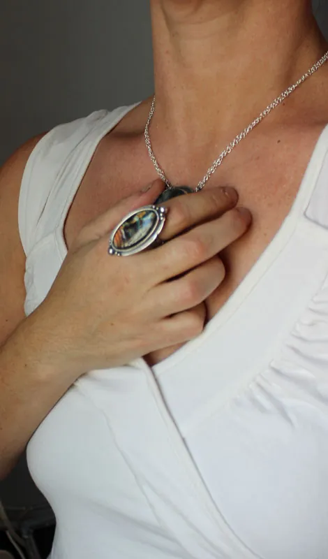 Cielo de tormenta, anillo espejo celestial en plata y labradorita