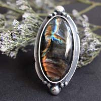 Cielo de tormenta, anillo espejo celestial en plata y labradorita