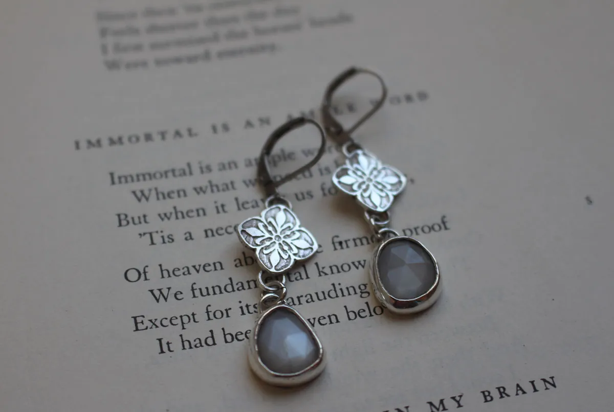 Clervie, aretes flor celta en plata y piedra de luna