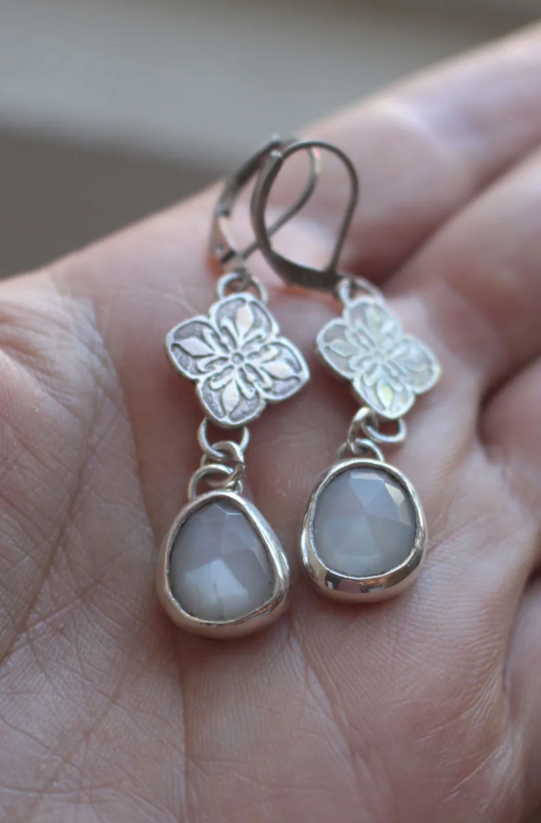 Clervie, aretes flor celta en plata y piedra de luna