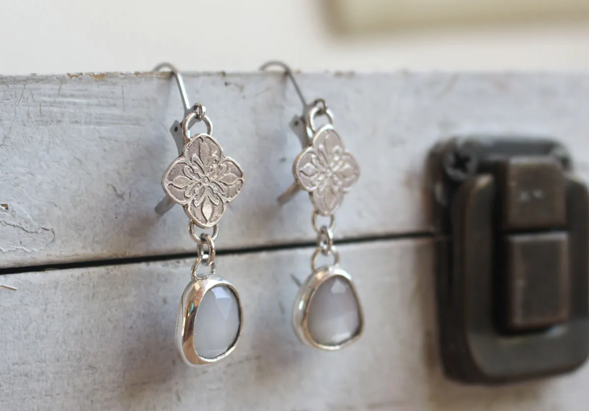 Clervie, aretes flor celta en plata y piedra de luna