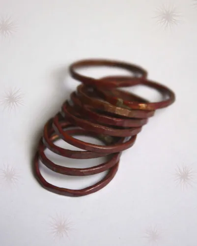 Cobre fuego, anillo apilable en cobre martillado rústico