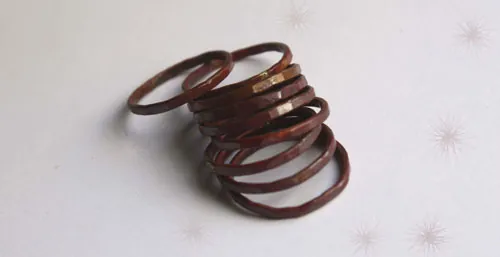 Cobre fuego, anillo apilable en cobre martillado rústico