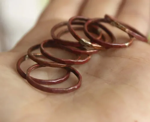Cobre fuego, anillo apilable en cobre martillado rústico