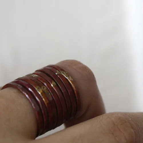 Cobre fuego, anillo apilable en cobre martillado rústico