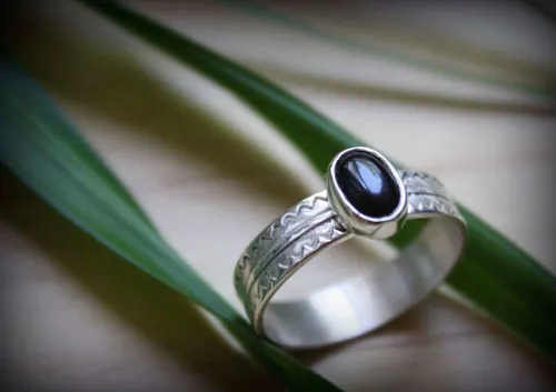 Colombina, anillo de amor del lenguaje de las flores en plata y ónix