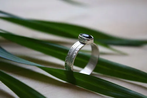 Colombina, anillo de amor del lenguaje de las flores en plata y ónix