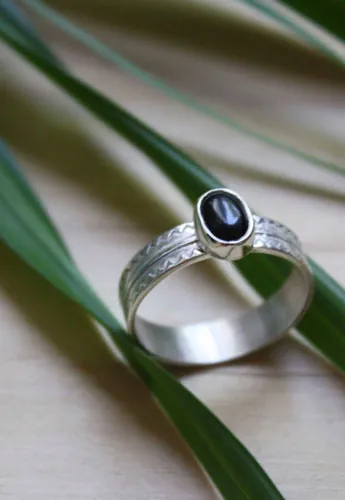 Colombina, anillo de amor del lenguaje de las flores en plata y ónix