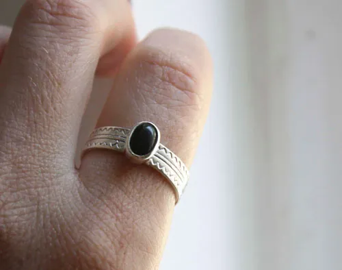 Colombina, anillo de amor del lenguaje de las flores en plata y ónix