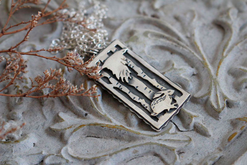 Compañeros de viaje, collar cuervo y liebre en plata