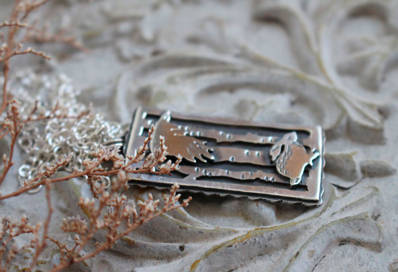 Compañeros de viaje, collar cuervo y liebre en plata