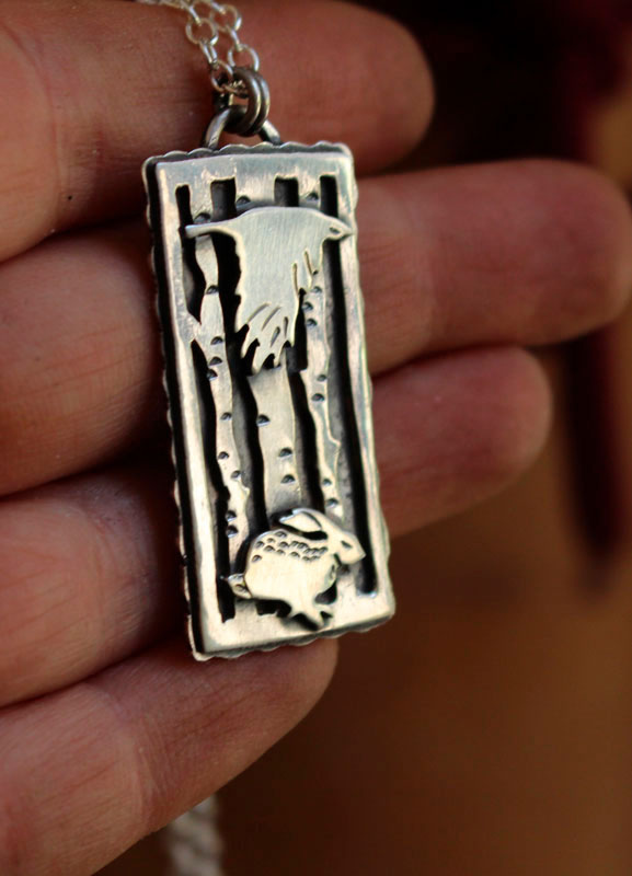 Compañeros de viaje, collar cuervo y liebre en plata