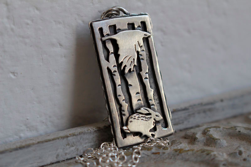 Compañeros de viaje, collar cuervo y liebre en plata