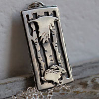 Compañeros de viaje, collar cuervo y liebre en plata