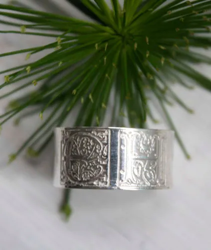 Compromiso sincero, anillo iluminación medieval en plata