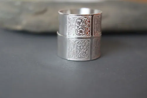 Compromiso sincero, anillo iluminación medieval en plata