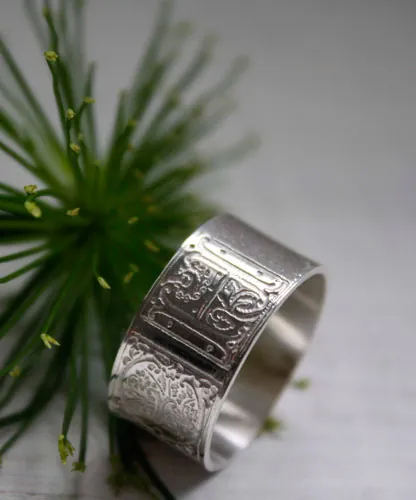 Compromiso sincero, anillo iluminación medieval en plata