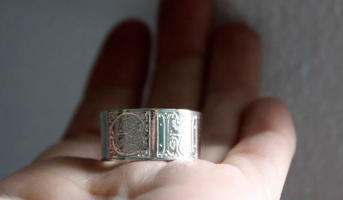Compromiso sincero, anillo iluminación medieval en plata