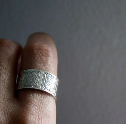 Compromiso sincero, anillo iluminación medieval en plata