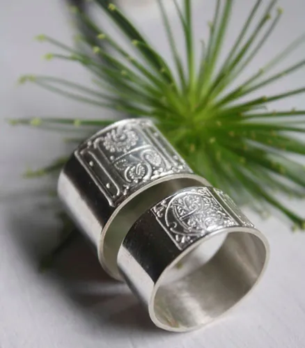 Compromiso sincero, anillo iluminación medieval en plata