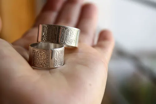 Compromiso sincero, anillo iluminación medieval en plata
