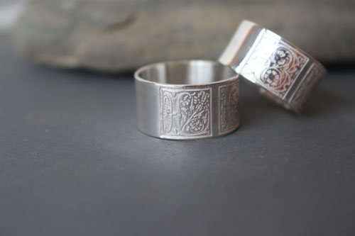Compromiso sincero, anillo iluminación medieval en plata