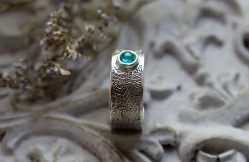 Con el fluir del agua, anillo mandala de abundancia en plata y apatita