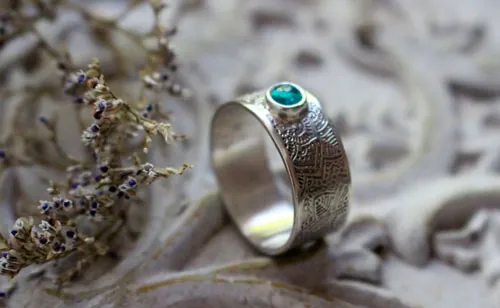 Con el fluir del agua, anillo mandala de abundancia en plata y apatita