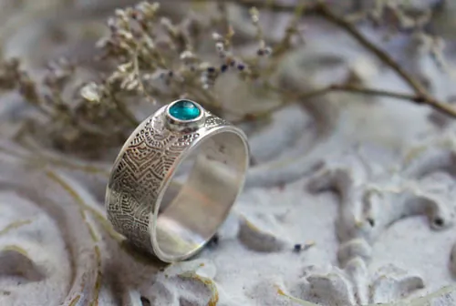 Con el fluir del agua, anillo mandala de abundancia en plata y apatita
