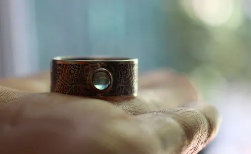 Con el fluir del agua, anillo mandala de abundancia en plata y apatita