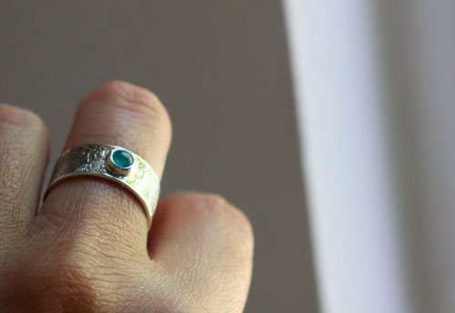 Con el fluir del agua, anillo mandala de abundancia en plata y apatita