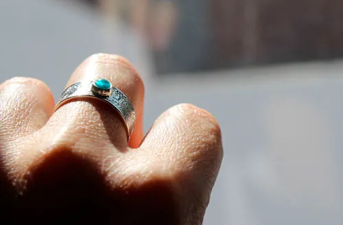 Con el fluir del agua, anillo mandala de abundancia en plata y apatita