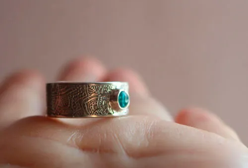 Con el fluir del agua, anillo mandala de abundancia en plata y apatita
