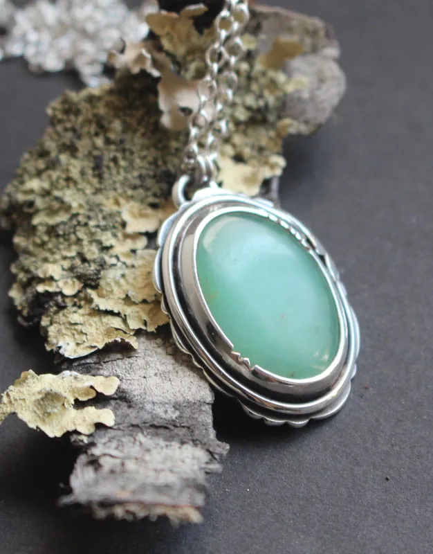 Con un toque primaveral, collar naturaleza frágil en plata y crisoprasa