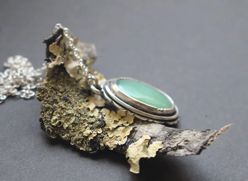 Con un toque primaveral, collar naturaleza frágil en plata y crisoprasa