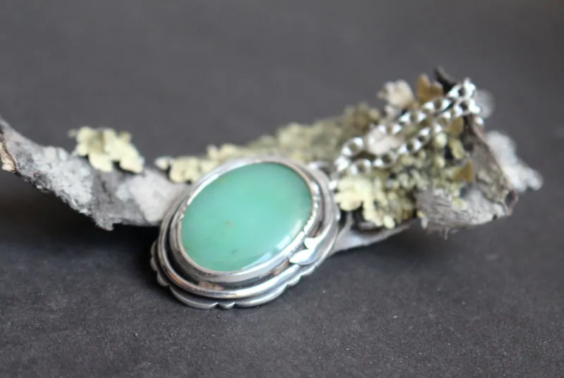 Con un toque primaveral, collar naturaleza frágil en plata y crisoprasa