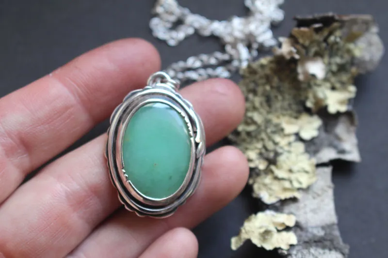 Con un toque primaveral, collar naturaleza frágil en plata y crisoprasa