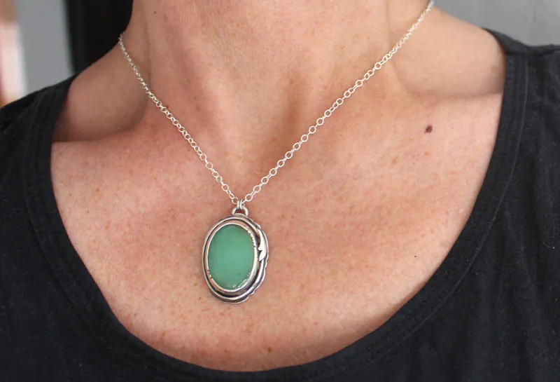 Con un toque primaveral, collar naturaleza frágil en plata y crisoprasa