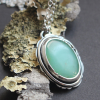 Con un toque primaveral, collar naturaleza frágil en plata y crisoprasa