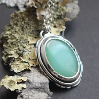 Con un toque primaveral, collar naturaleza frágil en plata y crisoprasa