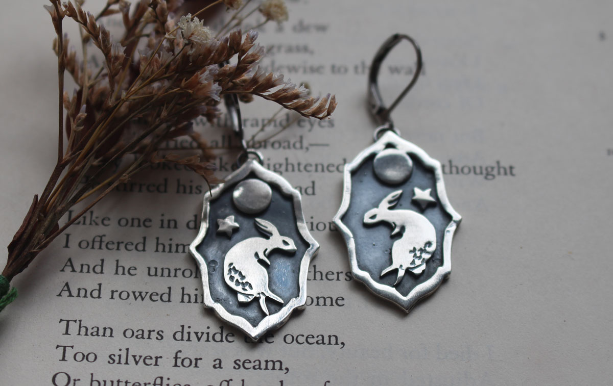 Conejo lunar, aretes danza nocturna bajo la luna en plata