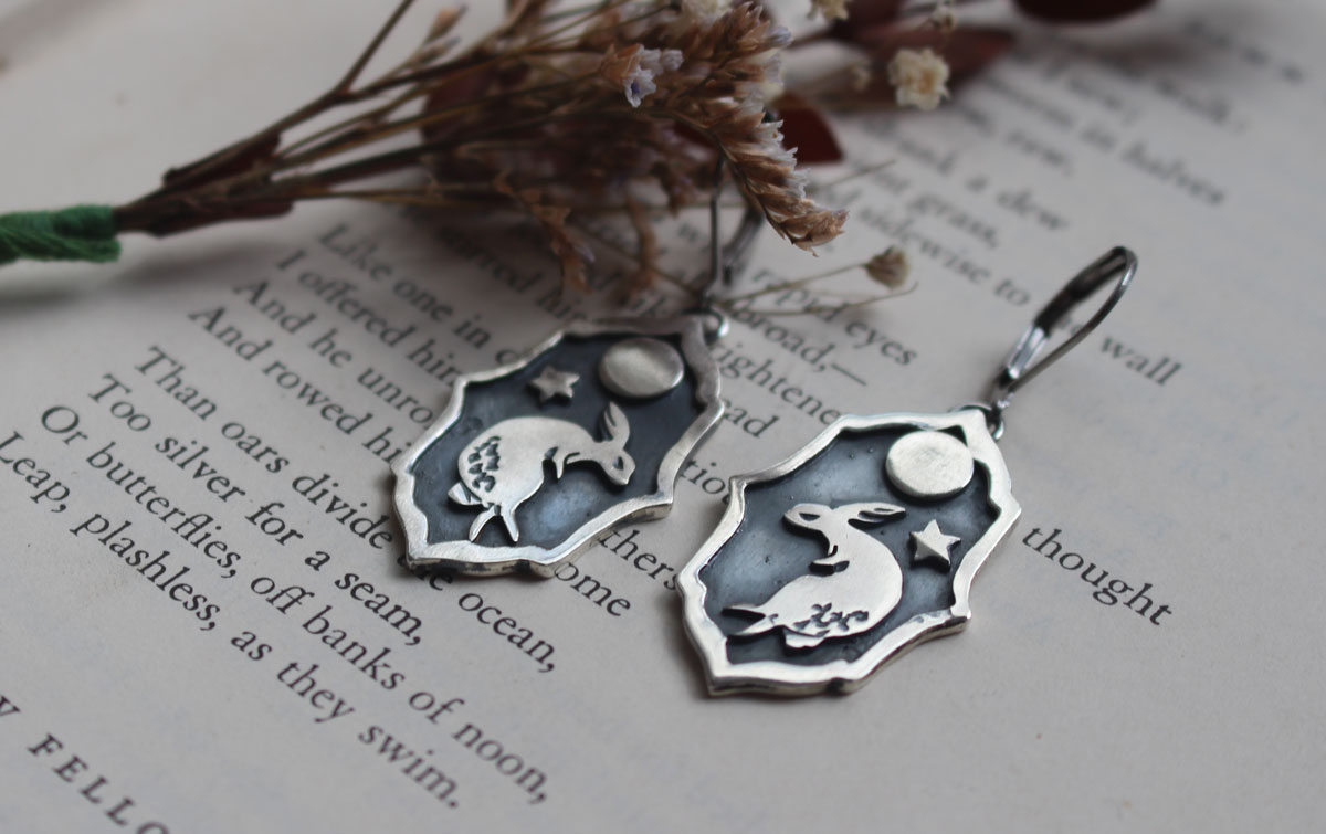 Conejo lunar, aretes danza nocturna bajo la luna en plata