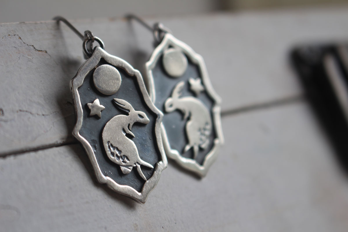 Conejo lunar, aretes danza nocturna bajo la luna en plata