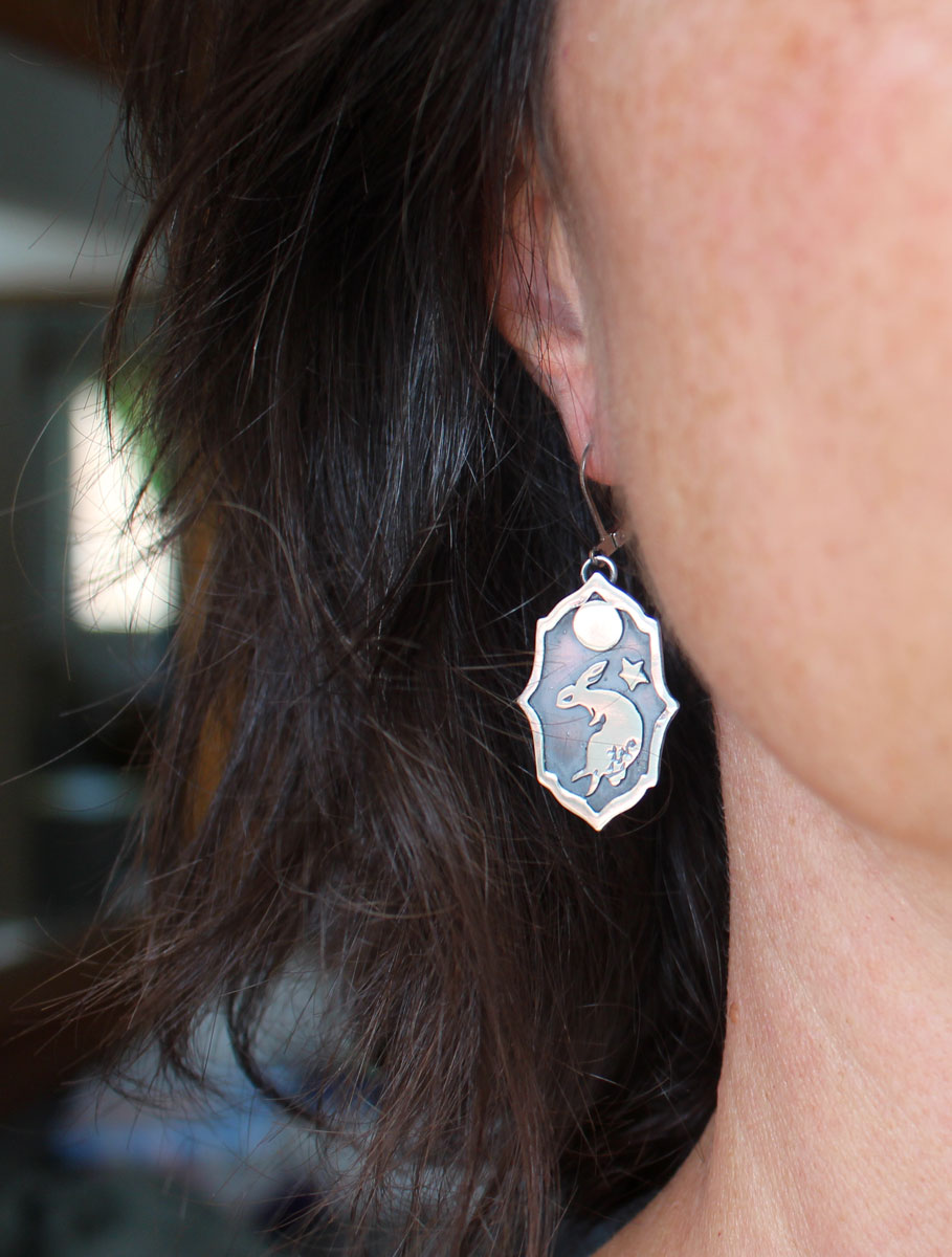 Conejo lunar, aretes danza nocturna bajo la luna en plata