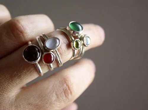 Constance, anillo con piedra de nacimiento en plata, granate, amatista, aguamarina, piedra de luna, ónix, alejandrita, rubí, peridoto, zafiro, ópalo, citrino o turquesa