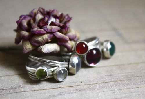 Constance, anillo con piedra de nacimiento en plata, granate, amatista, aguamarina, piedra de luna, ónix, alejandrita, rubí, peridoto, zafiro, ópalo, citrino o turquesa
