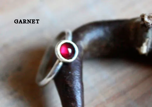 Constance, anillo con piedra de nacimiento en plata, granate, amatista, aguamarina, piedra de luna, ónix, alejandrita, rubí, peridoto, zafiro, ópalo, citrino o turquesa