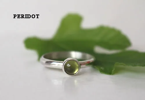 Constance, anillo con piedra de nacimiento en plata, granate, amatista, aguamarina, piedra de luna, ónix, alejandrita, rubí, peridoto, zafiro, ópalo, citrino o turquesa